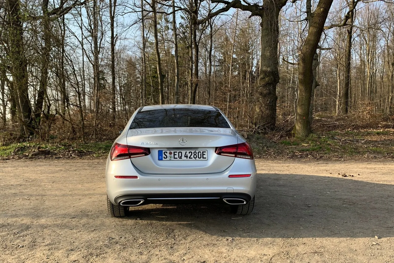 Mercedes Benz A 250 e. Die Stufenhecklimousine bietet 335 Liter Kofferraumvolumen.